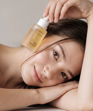 Mannequin utilisant Centella Calm Serum