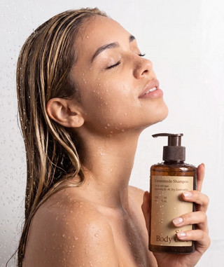 Modelo usando Ceramide Body Lotion