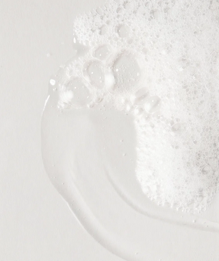 Primer plano de la textura de Mugwort Calming Mist