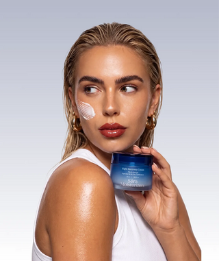 Mannequin utilisant Night Recovery Cream