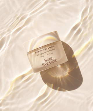 Peptide Eye Cream aplicada bajo el ojo