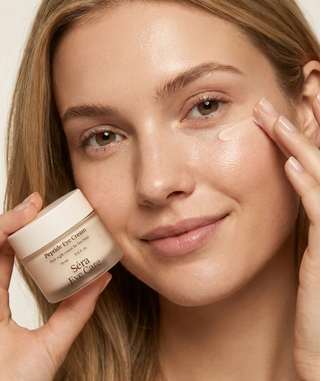 Modelo usando Peptide Eye Cream
