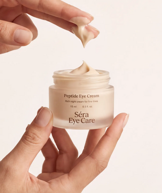 Peptide Eye Cream en un ambiente decorado