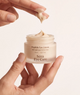 Peptide Eye Cream en un ambiente decorado