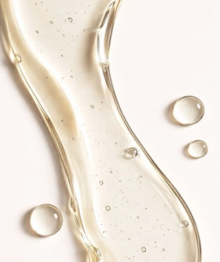 Gros plan sur la texture de Soft Oil Cleanser