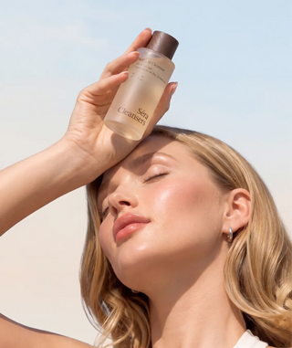 Mannequin utilisant Soft Oil Cleanser